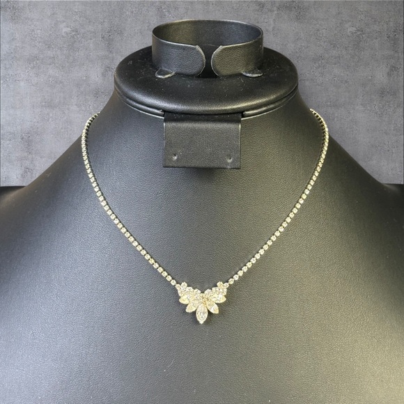 201. Vintage Rhinestone Floral Statement Necklace Silver Tone Special Occasion - Picture 1 of 2